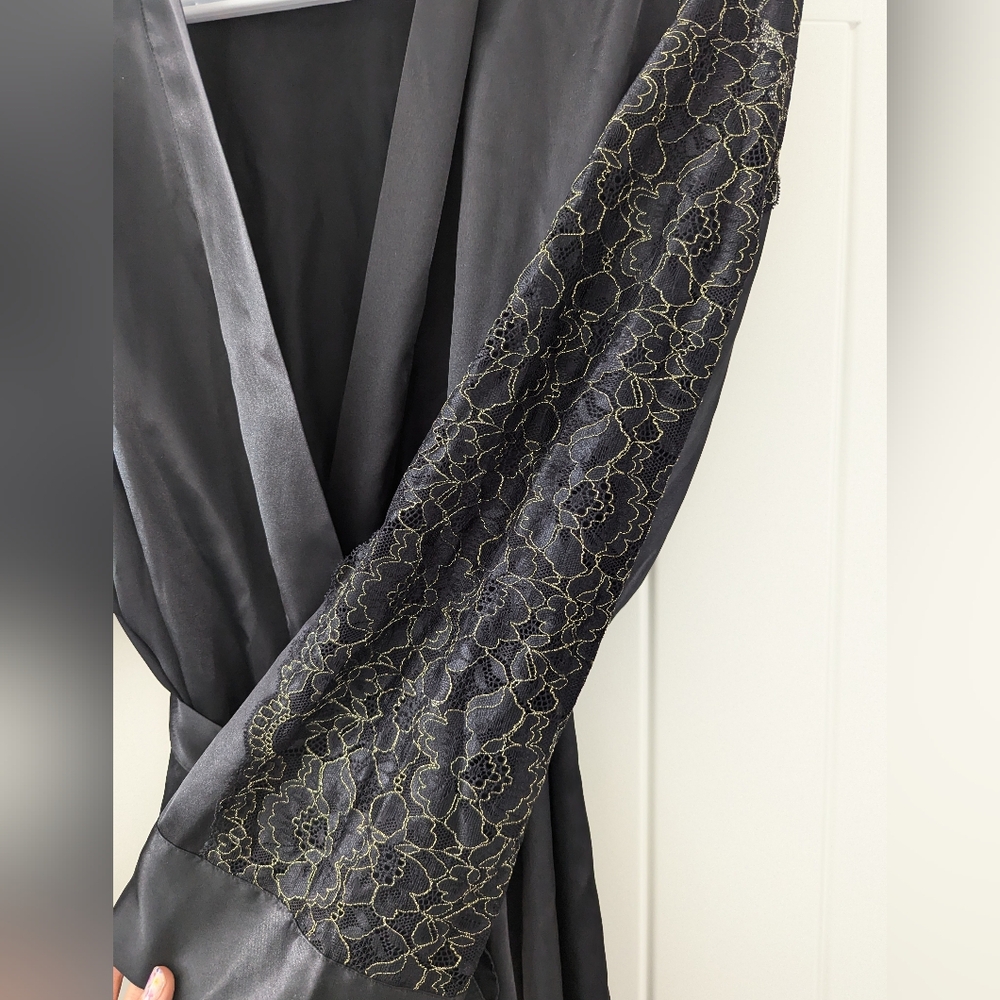 Satin robe - Picture 3 of 4